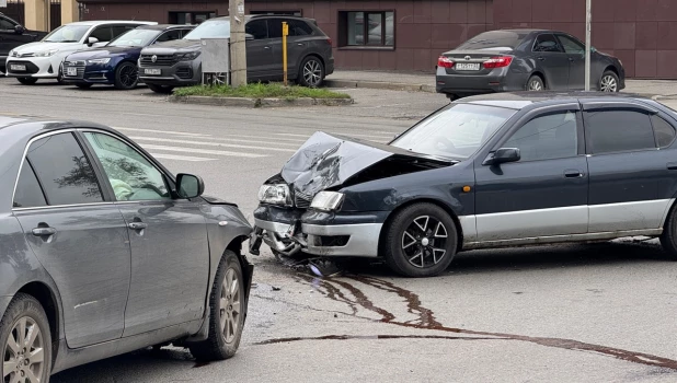 В центре Барнаула при столкновении двух легковушек пострадал человек.