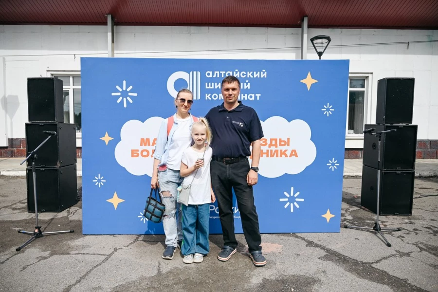 Антон Нохрин с семьей.