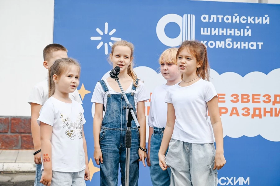 Гимн АШК исполнили дети сотрудников.