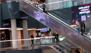 Эскалатор в торговом центре.