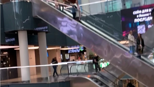 Эскалатор в торговом центре.