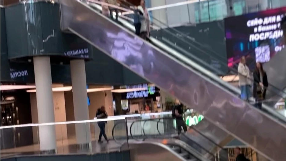 Эскалатор в торговом центре.