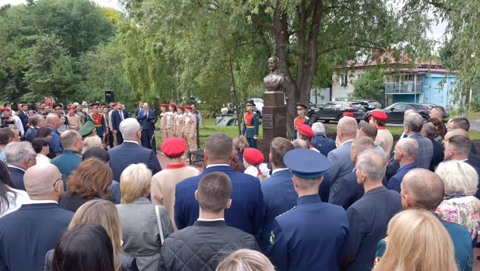 Торжественное открытие памятного знака Герою Российской Федерации Игорю Иванову в Барнауле.
