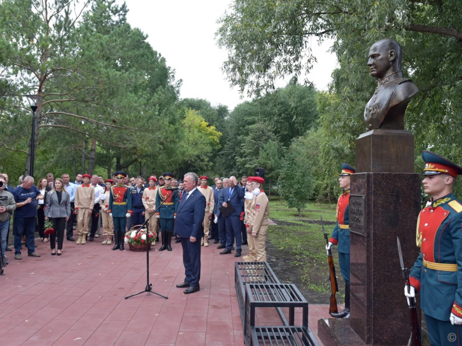 Торжественное открытие памятного знака Герою Российской Федерации Игорю Иванову в Барнауле.