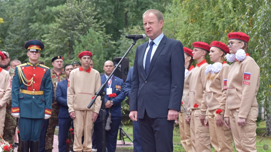 Торжественное открытие памятного знака Герою Российской Федерации Игорю Иванову в Барнауле.
