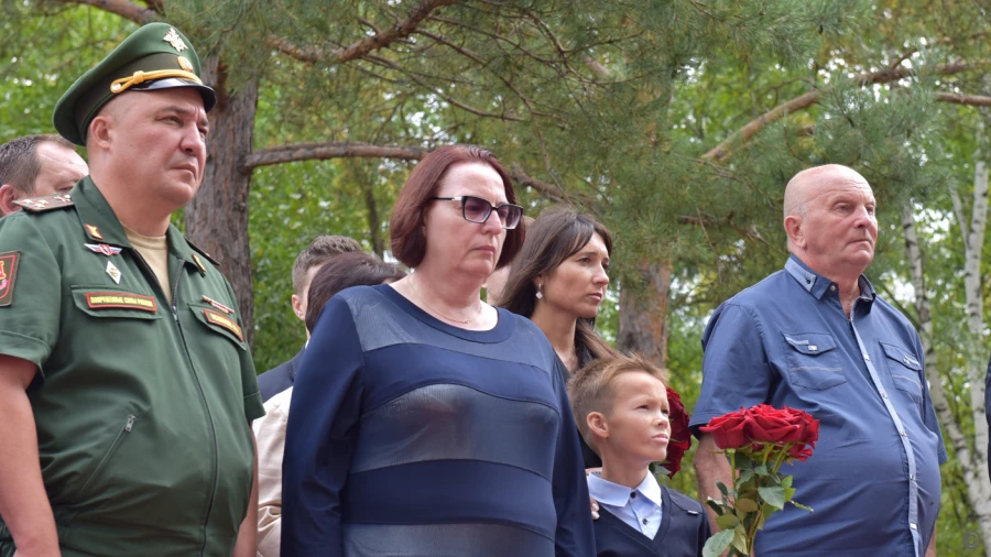 Торжественное открытие памятного знака Герою Российской Федерации Игорю Иванову в Барнауле.