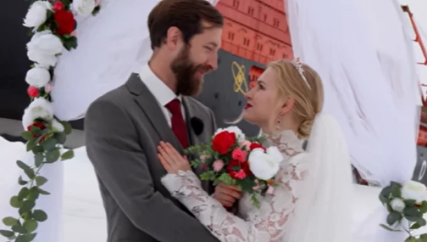 Фотограф из Новосибирска Вадим Махоров сыграл свадьбу с супругой Алиной на Северном полюсе.