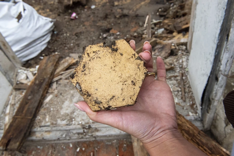 Дом Поскотинова чистят от мусора.