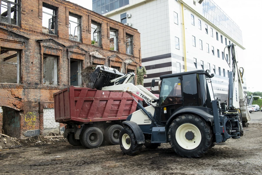 Дом Поскотинова чистят от мусора.