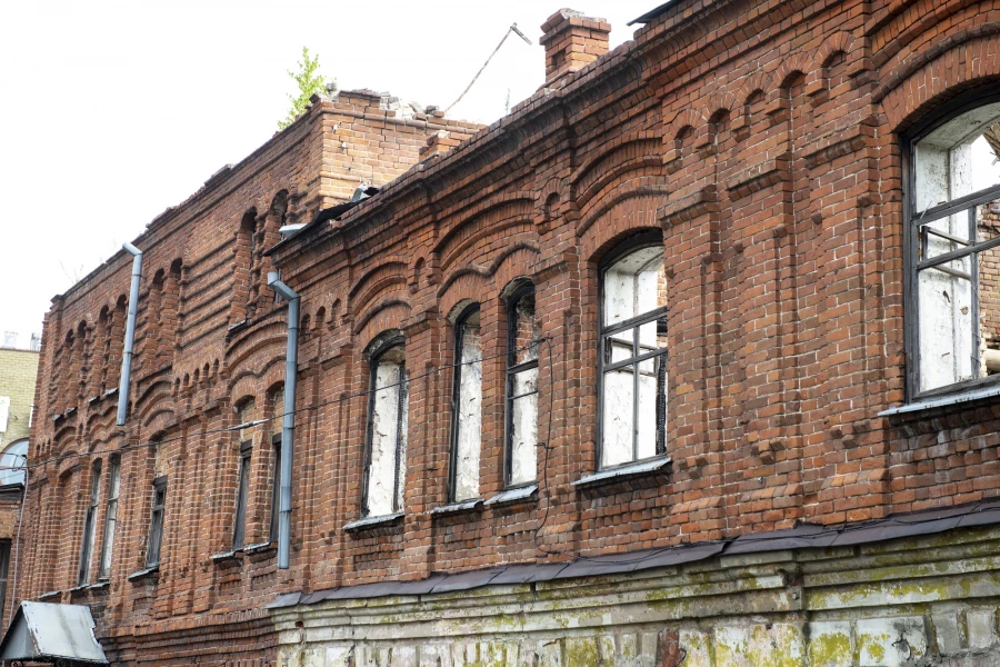 Дом Поскотинова чистят от мусора.