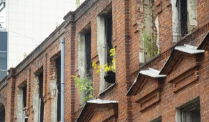 Дом Поскотинова чистят от мусора.