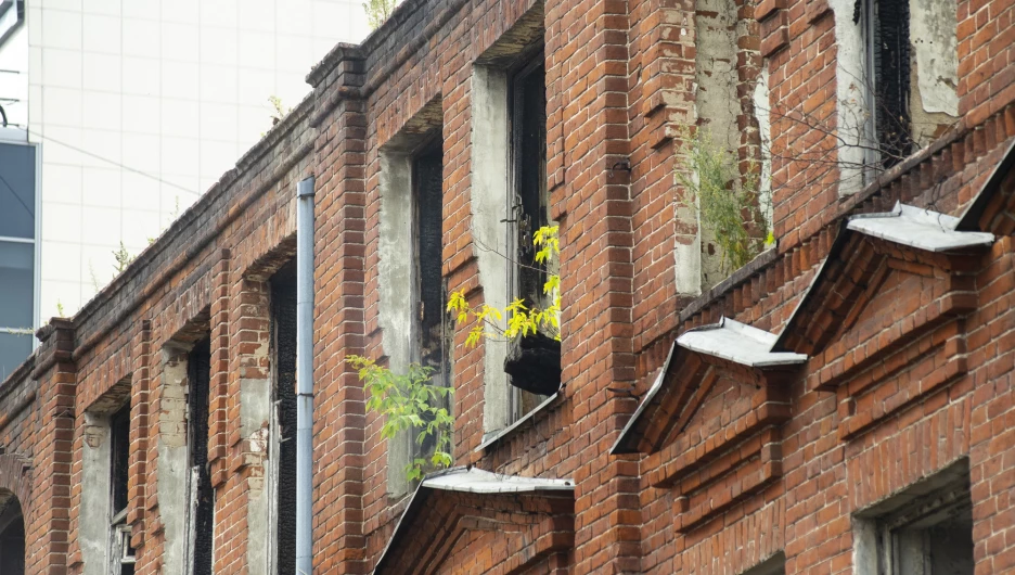 Дом Поскотинова чистят от мусора.