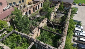 Дом Поскотинова до уборки, лето 2025.