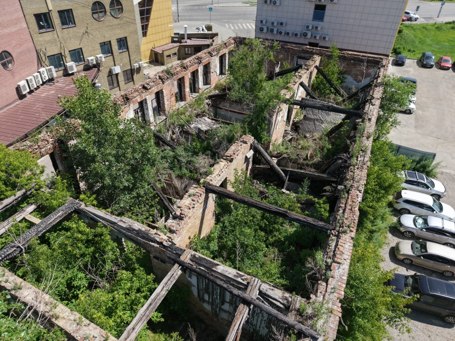 Дом Поскотинова до уборки, лето 2025.