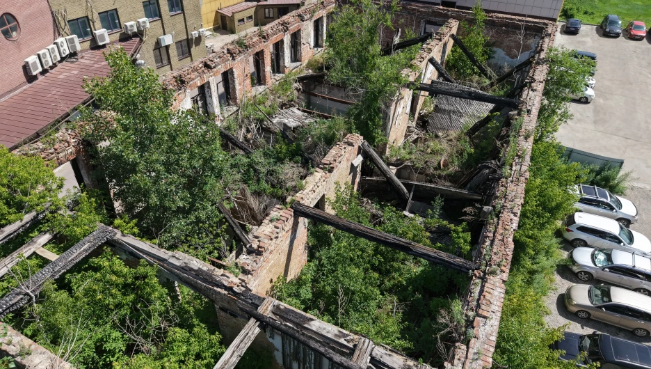 Дом Поскотинова до уборки, лето 2025.