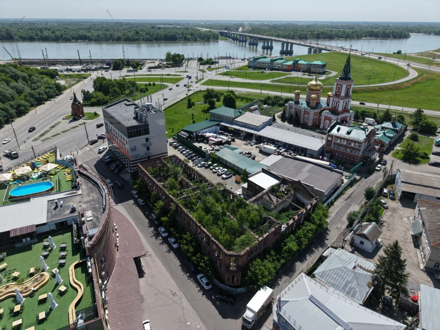 Дом Поскотинова до уборки, лето 2025.