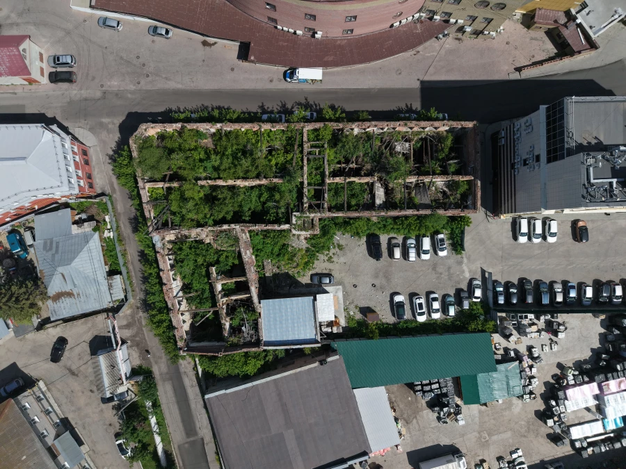 Дом Поскотинова до уборки, лето 2025.