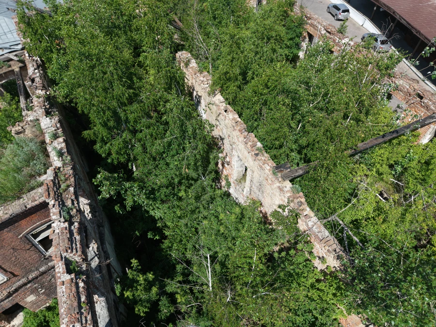 Дом Поскотинова до уборки, лето 2025.