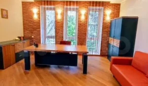 В Барнауле продают желтую квартиру с огромной ванной в клубном районе города за 38,5 млн рублей.