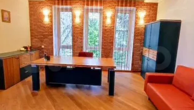 В Барнауле продают желтую квартиру с огромной ванной в клубном районе города за 38,5 млн рублей.