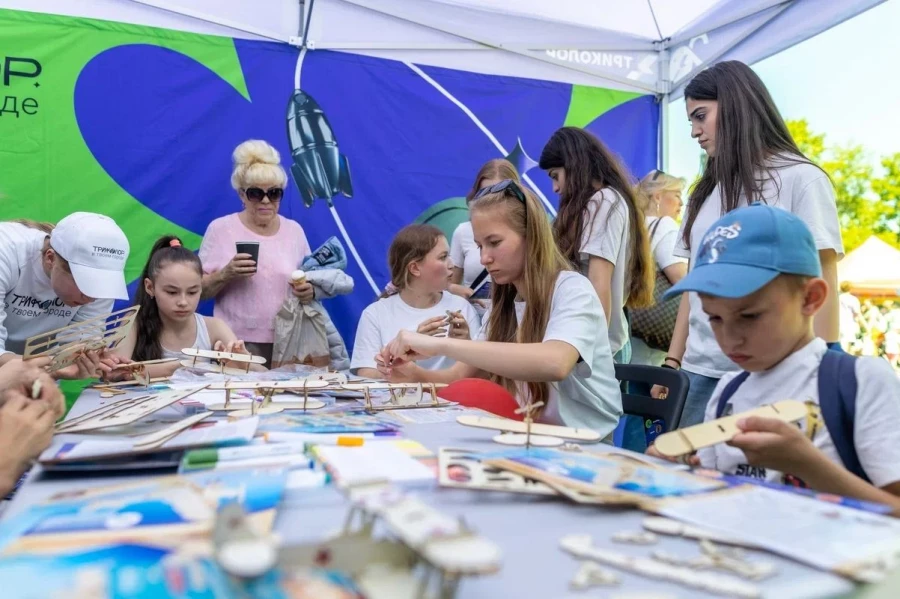 Тематические шатры, множество активностей и подарков от оператора «Триколор» на Дне города.