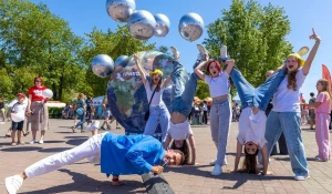 Тематические шатры, множество активностей и подарков от оператора «Триколор» на Дне города.