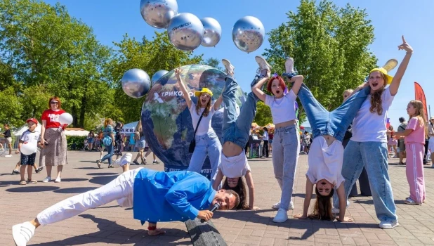 Тематические шатры, множество активностей и подарков от оператора «Триколор» на Дне города.