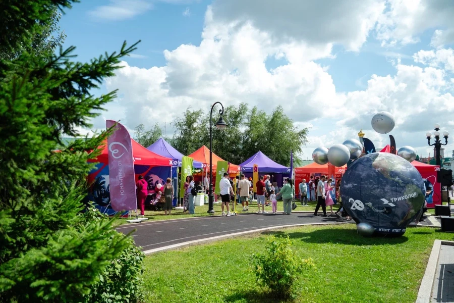 Тематические шатры, множество активностей и подарков от оператора «Триколор» на Дне города.