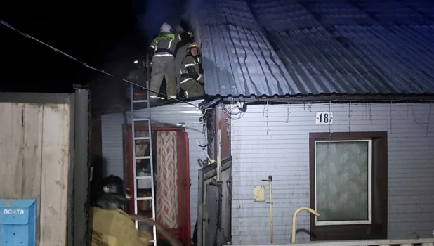 Сотрудники МЧС тушат пожар в бийском доме 