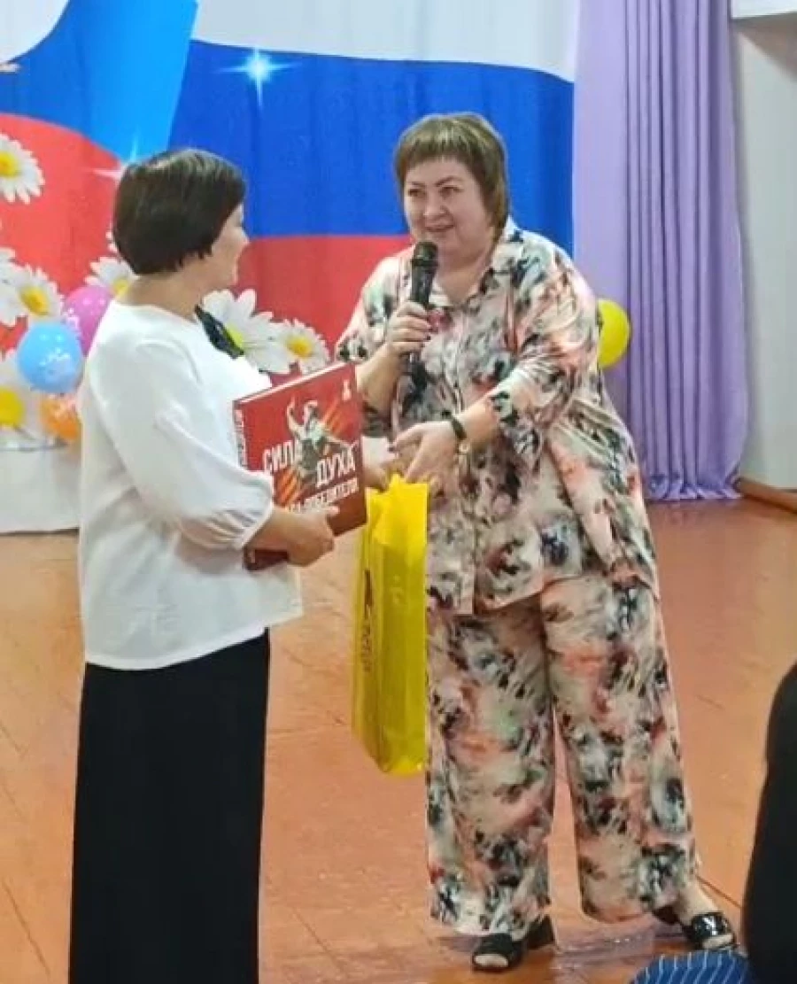 Евгения Боровикова поздравила Березовскую СОШ Панкрушихинского района с 70-летним юбилеем.