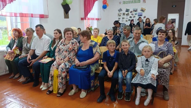 Евгения Боровикова поздравила Березовскую СОШ Панкрушихинского района с 70-летним юбилеем.