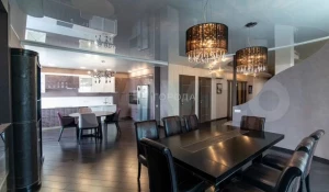 Сумрачную квартиру с испанско-французскими мотивами продают в Барнауле за 35 млн рублей.