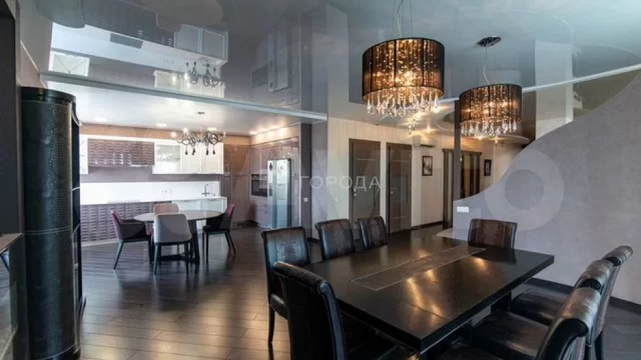 Сумрачную квартиру с испанско-французскими мотивами продают в Барнауле за 35 млн рублей.