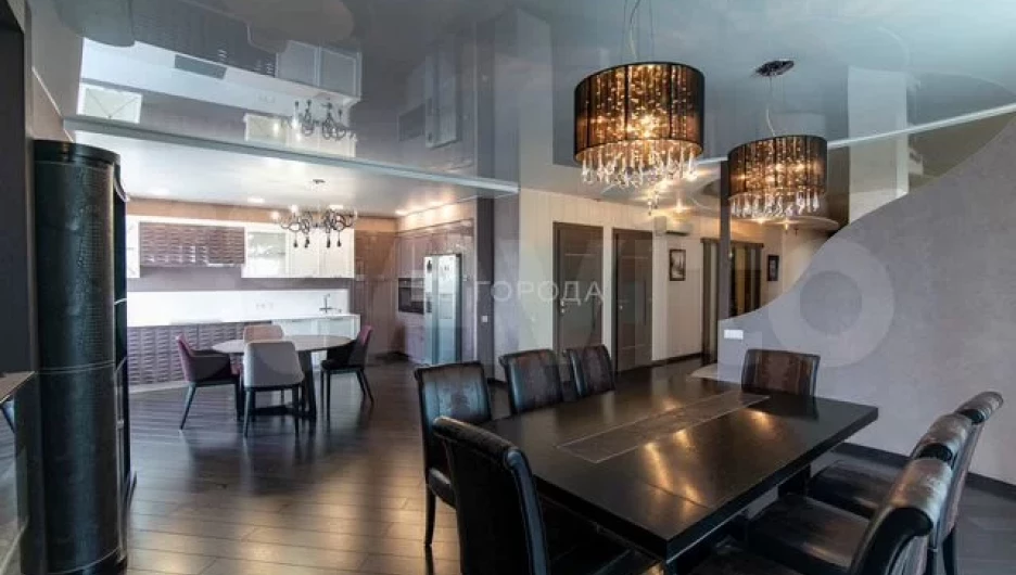 Сумрачную квартиру с испанско-французскими мотивами продают в Барнауле за 35 млн рублей.