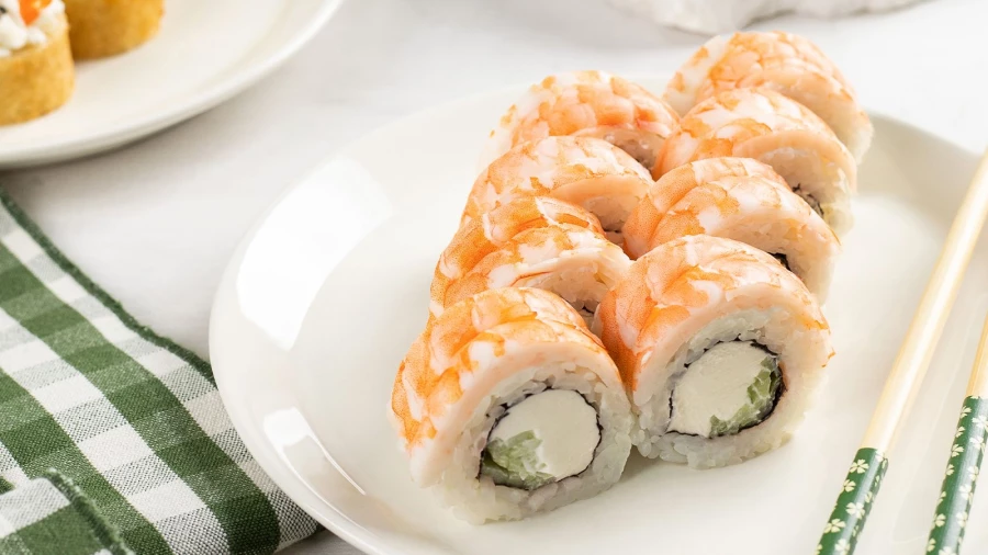 В «Любовь и суши» роллы готовят из свежих и качественных ингредиентов.
