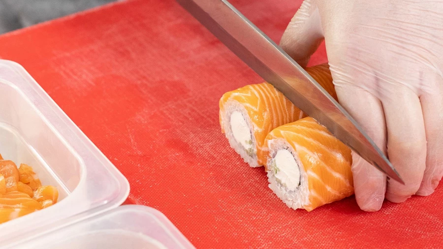 В «Любовь и суши» роллы готовят из свежих и качественных ингредиентов.