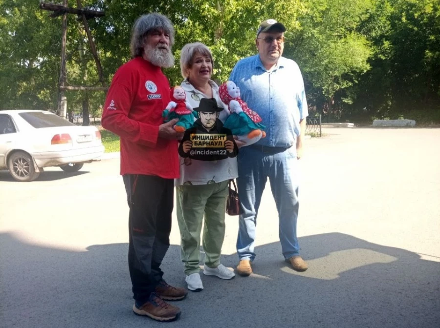 Путешественник с жителями Алейска 