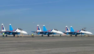 «Русские Витязи» в Барнаульском аэропорту. 