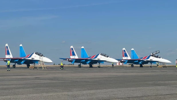 «Русские Витязи» в Барнаульском аэропорту. 