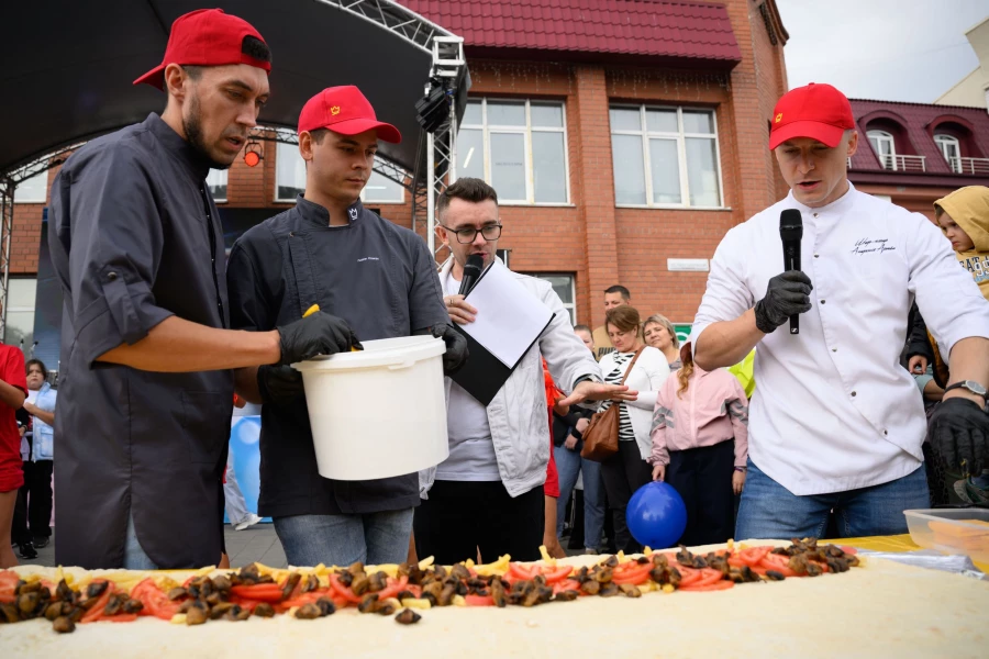 Праздник на улице Мало-Тобольской.
