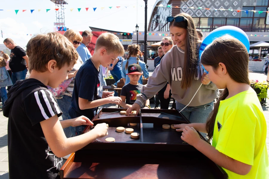 Праздник на улице Мало-Тобольской.