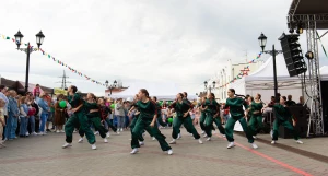 Праздник на улице Мало-Тобольской.