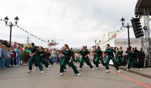 Праздник на улице Мало-Тобольской.
