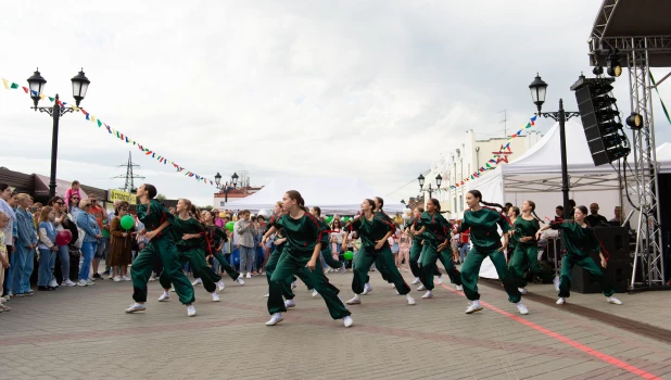 Праздник на улице Мало-Тобольской.