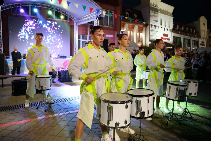 Праздник на улице Мало-Тобольской.
