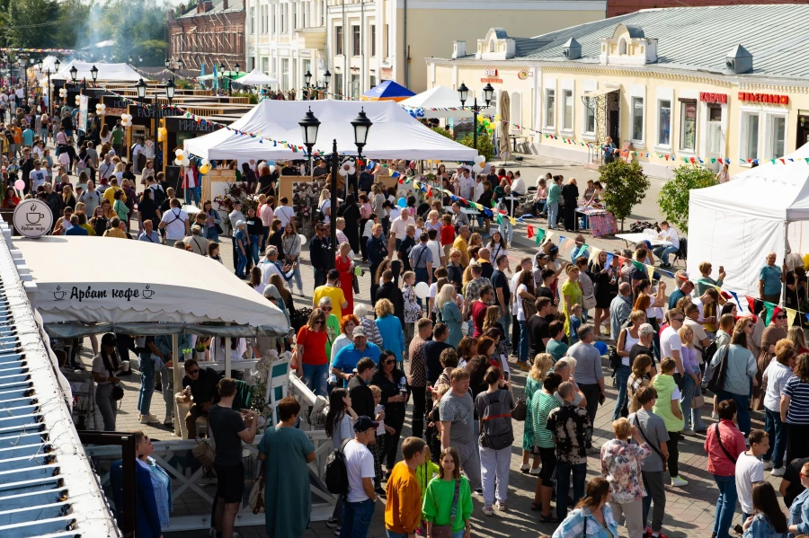Праздник на улице Мало-Тобольской.
