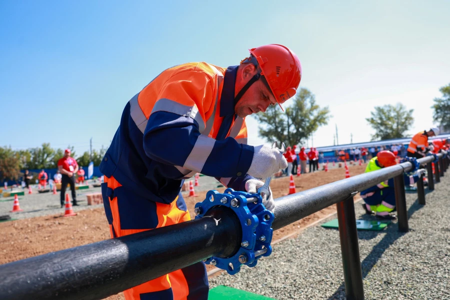 Петр Сорокин выполняет конкурсное задание на конкурсе профессионального мастерства «Мастер-2025».