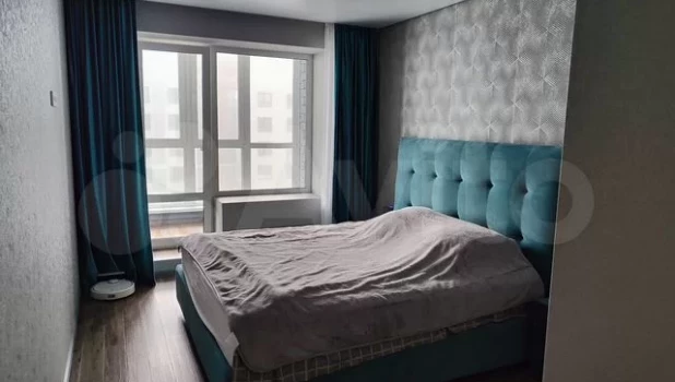 В Барнауле продают трехкомнатную квартиру за 16 млн рублей.