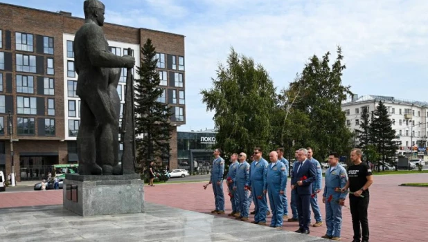 «Русские Витязи» почтили память героев на мемориале в Барнауле