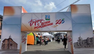 На улице Мало-Тобольской люди начинают собираться для празднования Дня города.